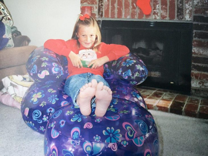 niña sobre un sillón inflable de plástico 