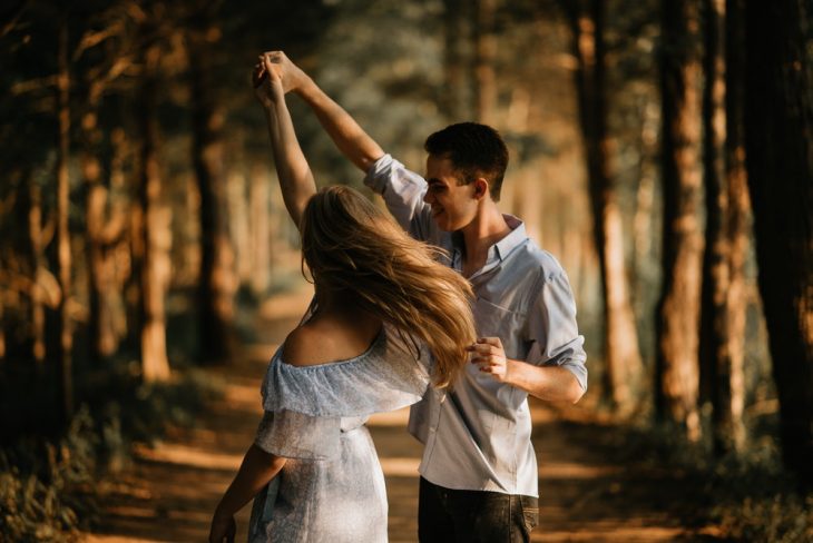 pareja de novios bailando 