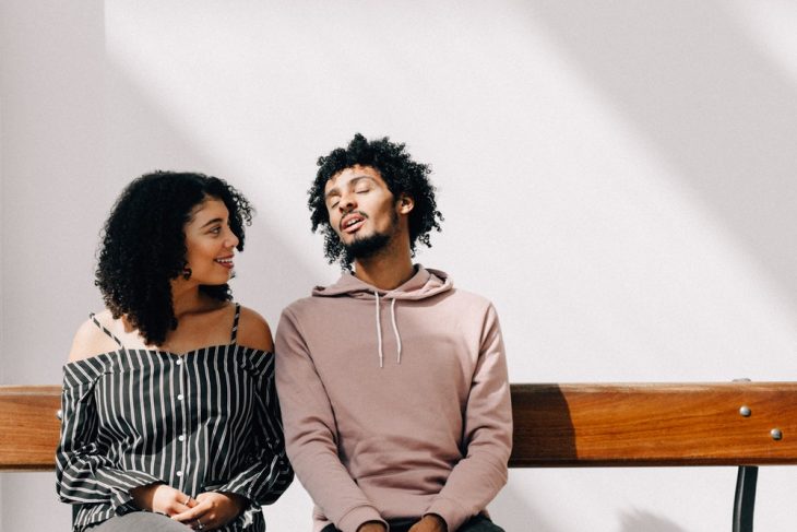 pareja de novios hablando 