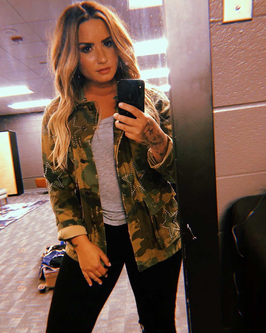 Demi Lovato tomandose una foto frente al espejo 