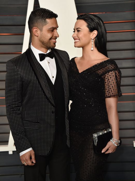 pareja de novios vestidos de negro