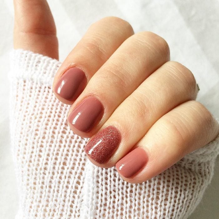 Uñas cortas en color rosa palo