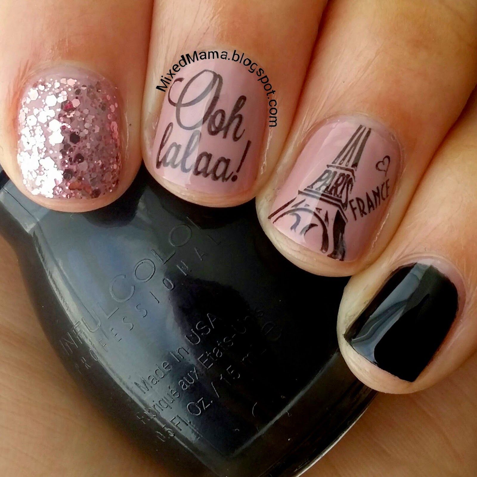 Uñas cortas en color rosa con negro y diseños de París