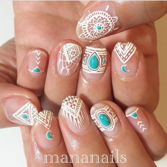 Uñas cortas en color azul con blanco