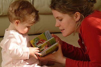 Mamá leyendo un cuento a su hija