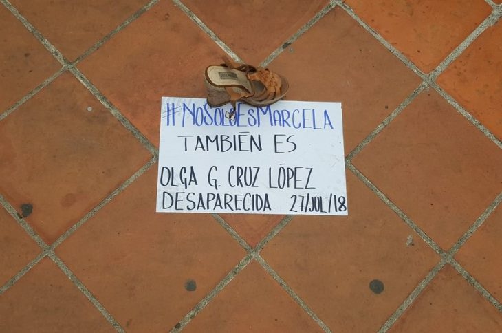 par de zapatos y cartulina con frase 