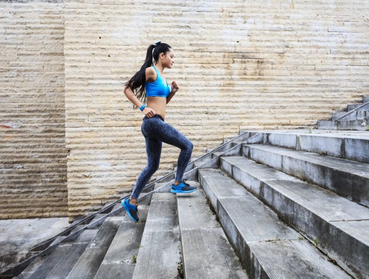 chica subiendo escaleras 