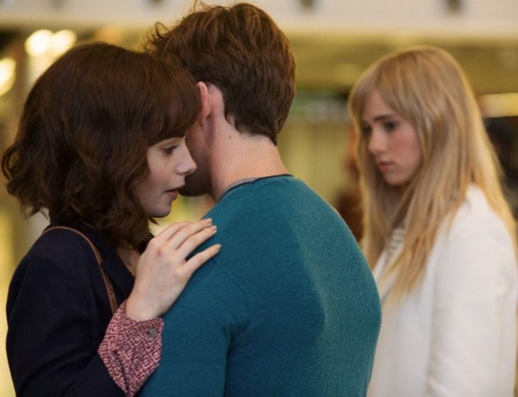 Escenas de la película love rosie. Pareja hablando mientras otra chica los ve 