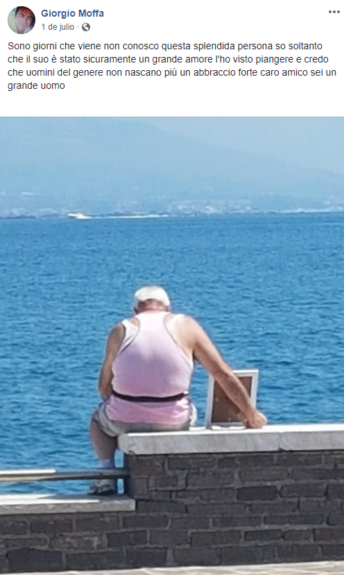 Giuseppe hombre que lleva la foto de su esposa al mar 