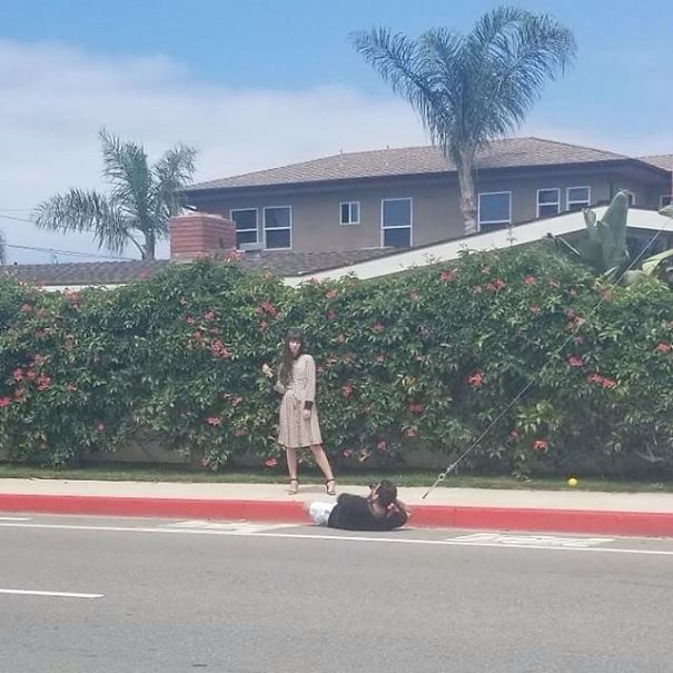 novios captados cuando les toman fotos a sus parejas 