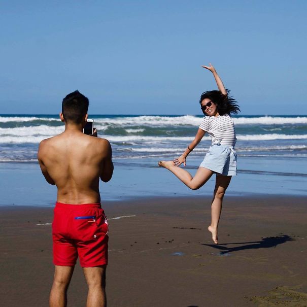 novios captados cuando les toman fotos a sus parejas 