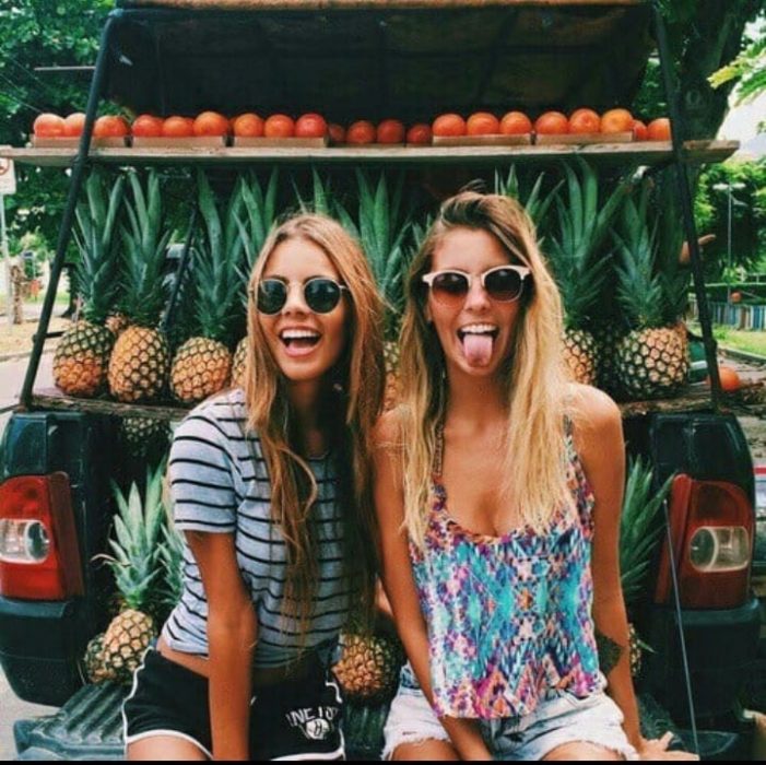 chicas comprando piña