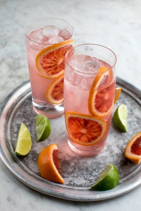 vasos con hielos y limonada rosa con toronja