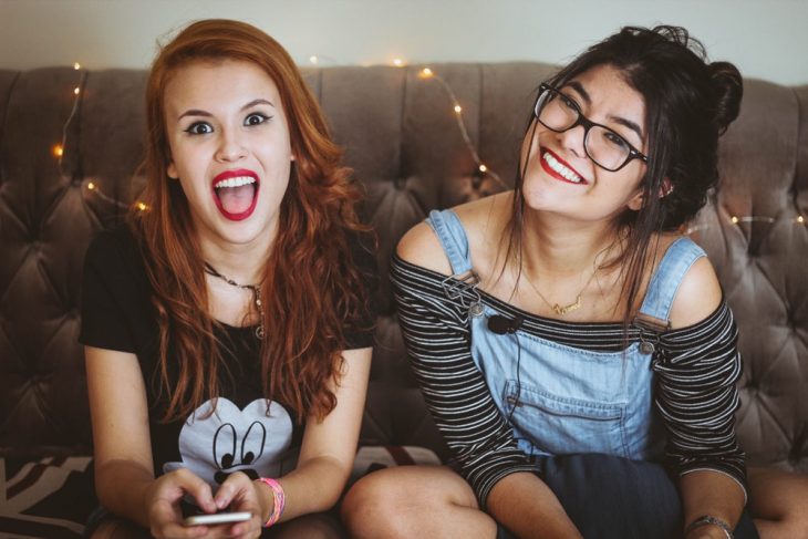 chicas sonriendo 