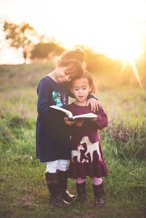 niñas leyendo un libro 