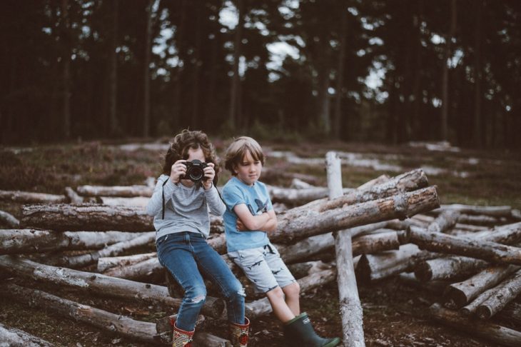 niños jugando en el bosque 