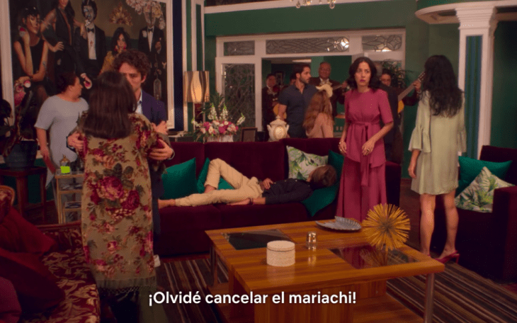 Escena de la serie la casa de las flores. Olvidé cancelar el mariachi