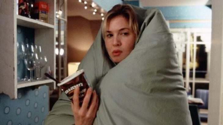 Escena de la película el diario de bridget jones. Chica comiendo helado 