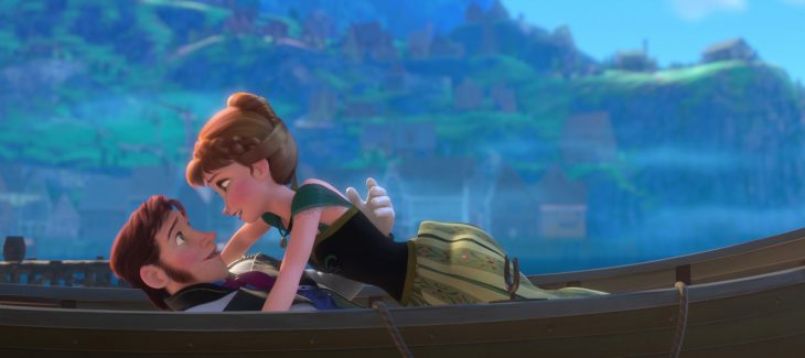 Escena de Frozen: hans y ana recostados en una balza 