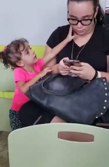 Mujer ignora a su hija por estar chateando en el celular 