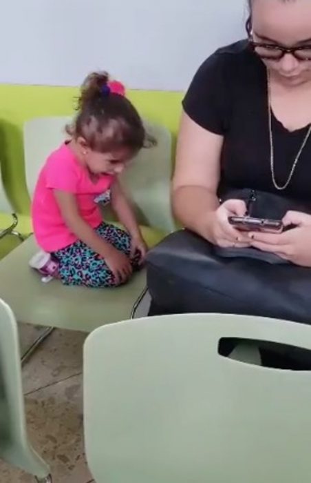 Mujer ignora a su hija por estar chateando en el celular 