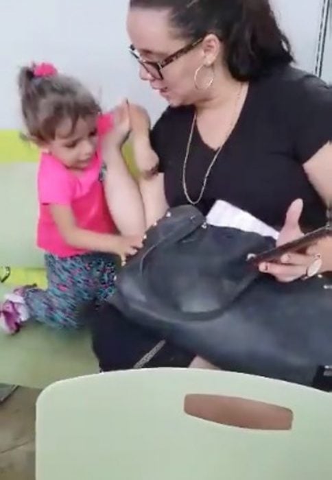 Mujer ignora a su hija por estar chateando en el celular 