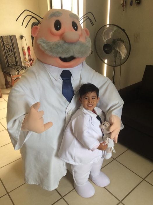Botarga del Dr. Simi junto a un niño que se vistió como él 