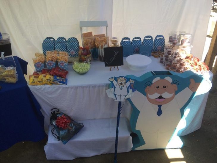 Mesa de dulces de la fiesta de un niño vestido como el dr simi 