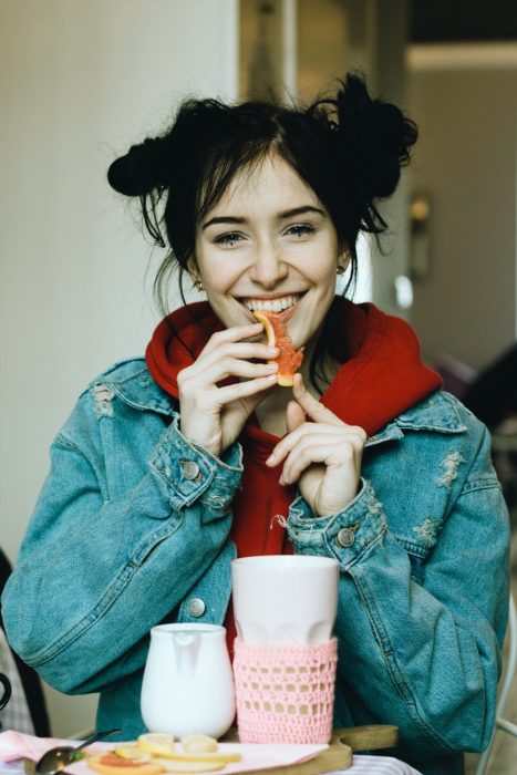 chica comiendo pizza 