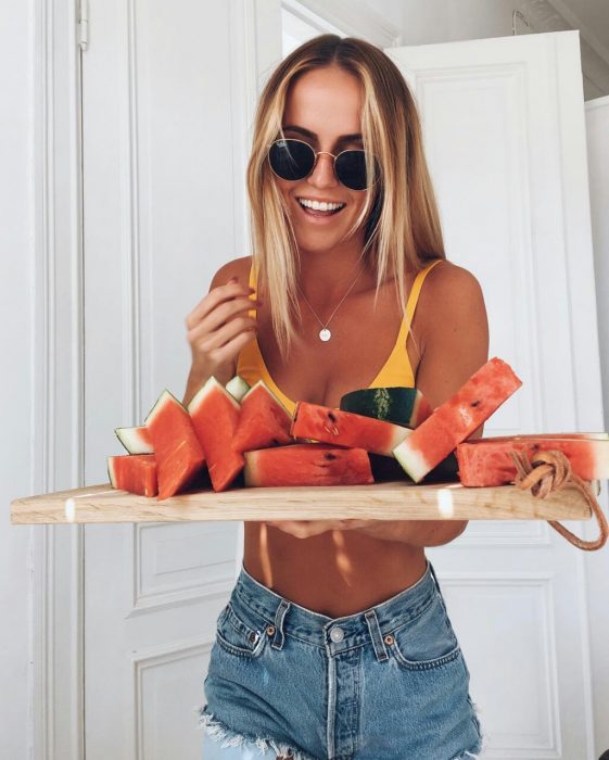 chica comiendo sandía 