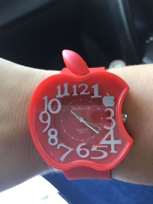 Reloj en forma de una manzana roja 