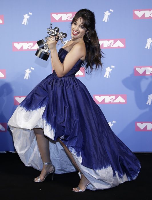 chica con vestido azul 