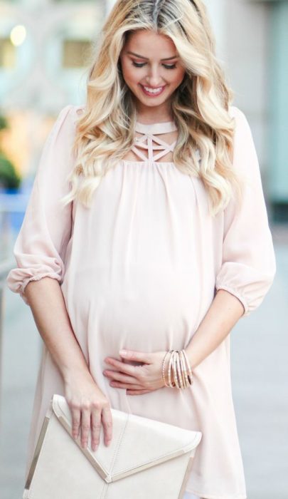 chica con vestido rosa 