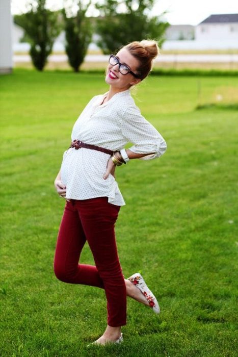 chica con pantalón rojo 