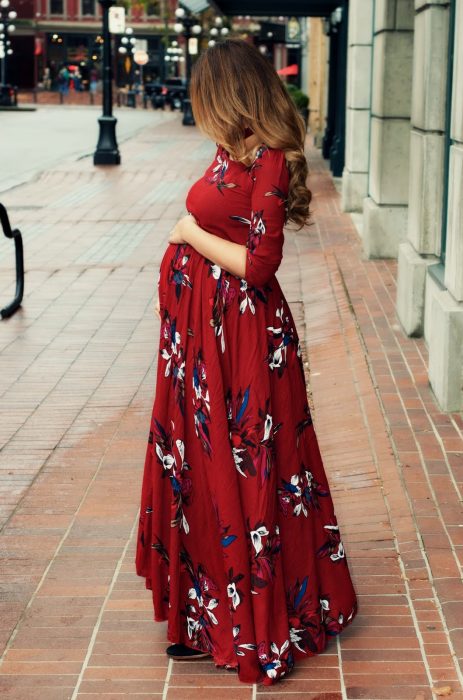 chica con vestido rojo 