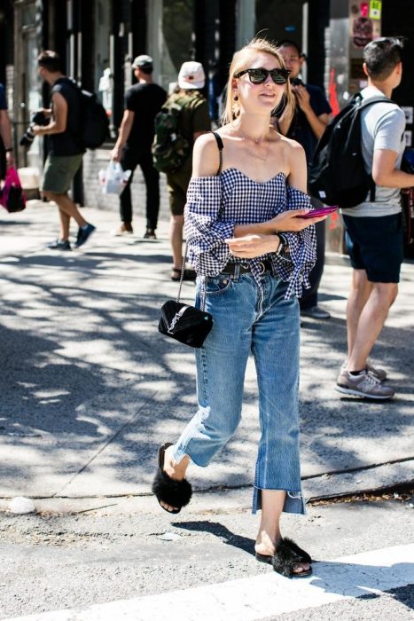 Chica usando usando pantalones anchos y cortos estilo jeans 