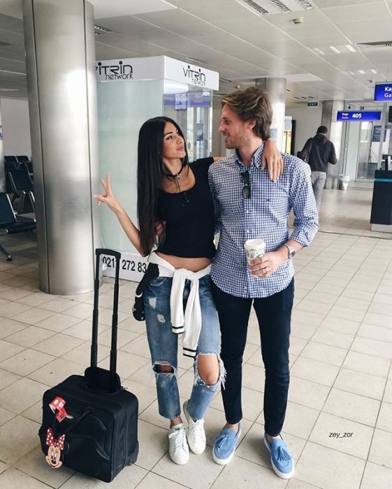 Pareja en el aeropuerto con maletas a punto de viajar 