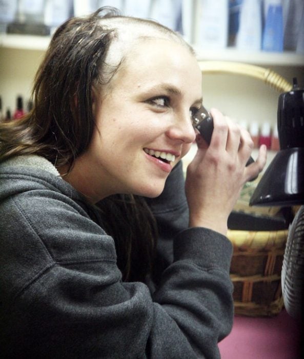Britney rapando su cabello 