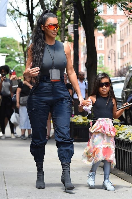 Kim Kardashian caminando junto a su hija north que tiene el cabello lacio