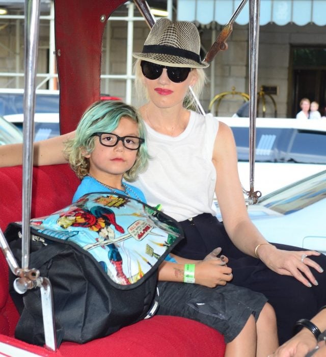 Gwen Stefani y su hijo sentados en un carrito de golf