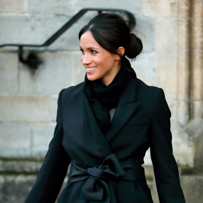 Meghan markle con un chongo despeinado 