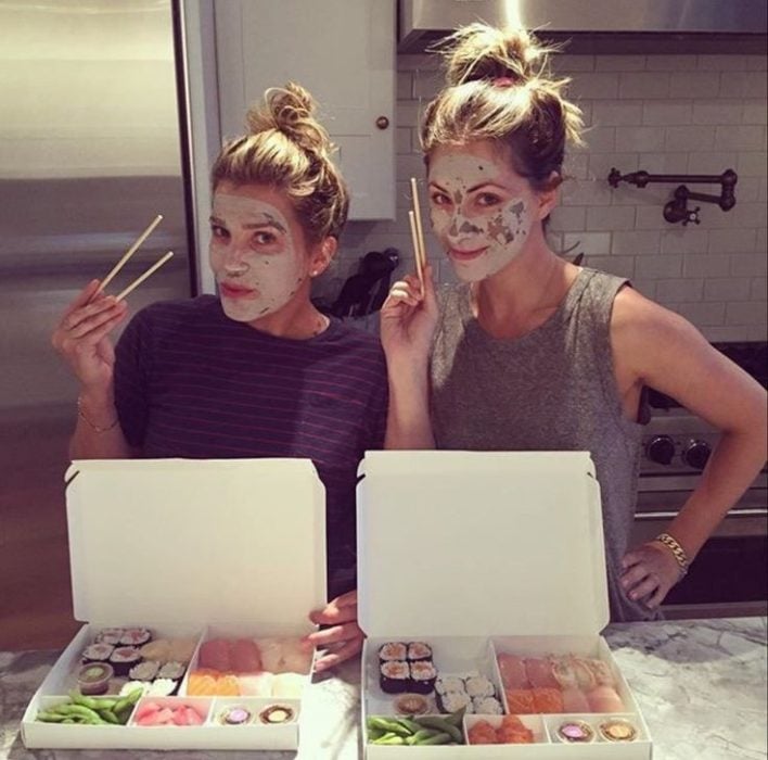 chicas comiendo sushi