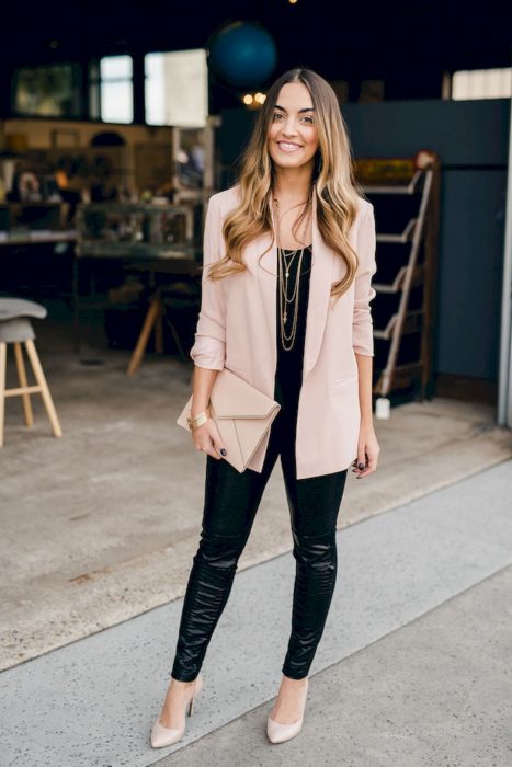 Chica usando un blazer oversize color rosa palo