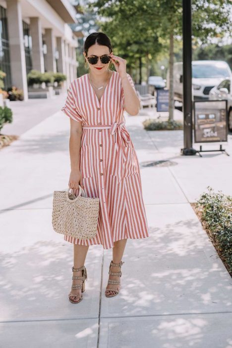 Chica usando un vestido largo camisetero con escote en V 