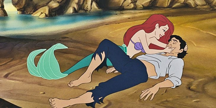 Ariel y Eric de la Sierenita recostados en la arena 