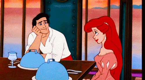 Príncipe Eric viendo embelesado a Ariel 