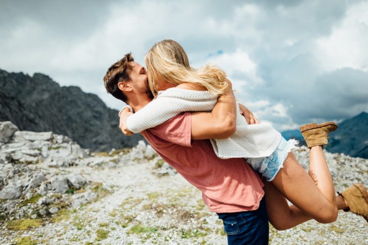 pareja de novios con ropa de mezclilla 