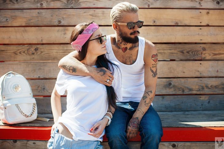 pareja de novios con tatuajes