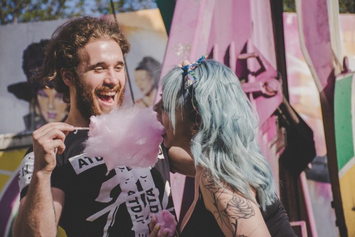 pareja de novios en la feria 