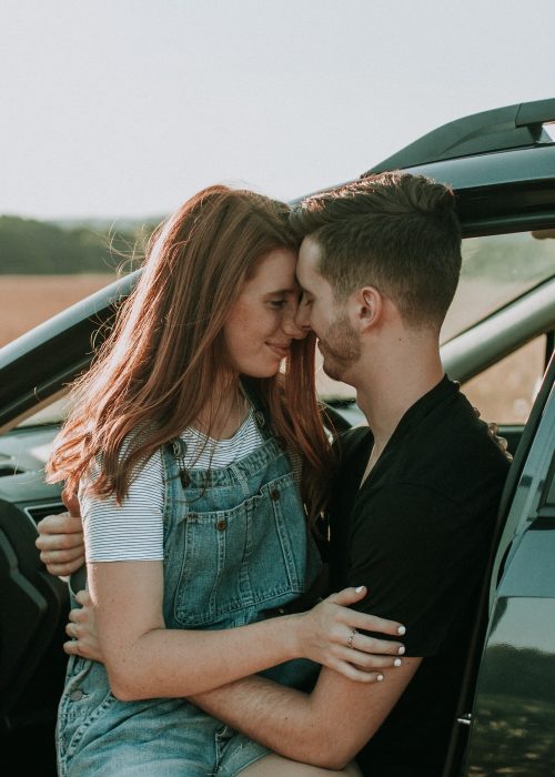 pareja de novios abrazados 